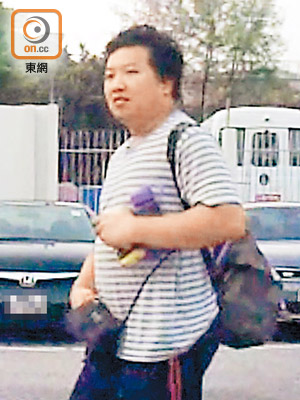 男子由車頭右邊行過左邊。