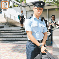 警員劉鍵培供稱案發時被人拉扯。