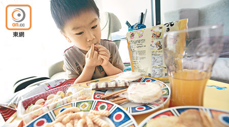 本港每十名中小學生有一至兩人每日吃「三高」零食。（資料圖片）