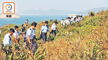 山上有大批警員作地氈式搜索非法入境者。