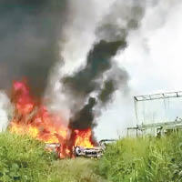 廢車回收場疑冥鏹火屑燒着廢車，火光熊熊。（讀者提供）