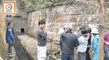 盧慶陽（左二）早前帶「樂走山林」參加者到馬鞍山礦洞。（受訪者提供）