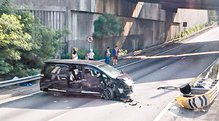 七人車車頭毀爛，橫亘路中。（互聯網圖片）