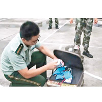 廣東省邊防總隊人員檢查人蛇的行李。（互聯網圖片）