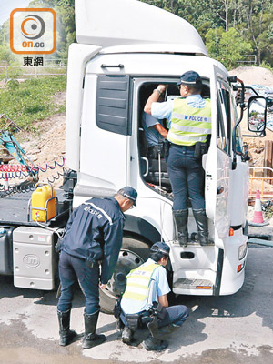 警員在現場進行調查。（林少兒攝）