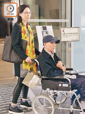 中風男病人徐廣（右）及其家屬（左）投訴聯合醫院錯判病情。（林希孺攝）
