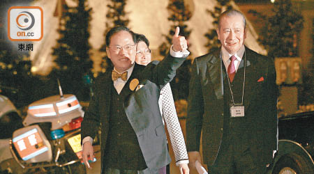 曾蔭權（左）與李國寶（右）出席公開場合時表現親密。（資料圖片）