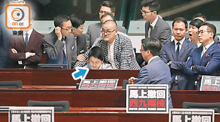 多名民主派議員在前日大會上為保護被逐的許智峯（箭嘴示）而拒絕返回座位，梁君彥被迫宣布休會。