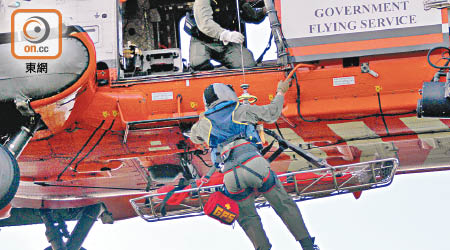 政府飛行服務隊將傷者吊離現場。 （馮溢華攝）