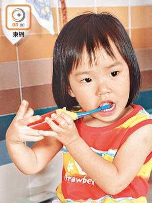 幼兒應避免使用含氟化物的牙膏。（資料圖片）