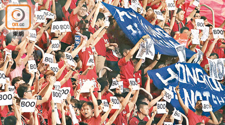 過去在香港舉行的足球賽事均發生球迷噓國歌事件，令足總被警告及罰款。（資料圖片）