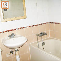單位提供基本家電及設施，例如廁所附設浴缸。（受訪者提供）