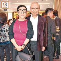 教育局前局長孫明揚（右）與太太鍾小芬拍拖去撐場。