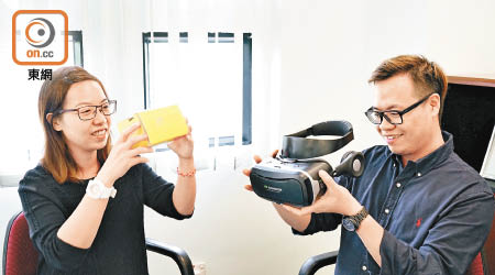 Fion（左）與Toby指「親歷‧思‧覺」計劃藉VR科技的新噱頭，讓大眾體驗復元人士的感受。（朱偉坤攝）
