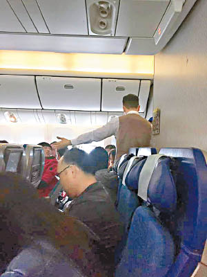 機組人員安排乘客落機。（互聯網圖片）