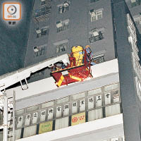 消防員用升降台將墮樓男子抬下。