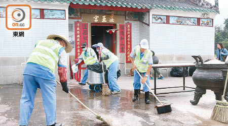 食環署職員於侯王廟外洗地。（陳賜慧攝）