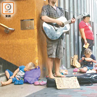 攜幼賣唱<br>來自捷克的男子帶着其兩女一子在港鐵西灣河站外賣唱。