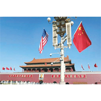 天安門城樓前華燈懸掛起中國五星紅旗及美國國旗。（互聯網圖片）