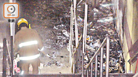 行人隧道內的露宿者家當被焚毀。（資料圖片）
