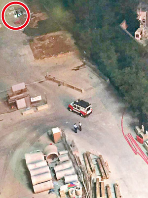 爆炸品處理課人員檢視炮彈（紅圈示）。（互聯網圖片）