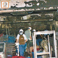 屋宇署人員進入燒成廢墟的災場檢查樓宇結構。（陳賜慧攝）