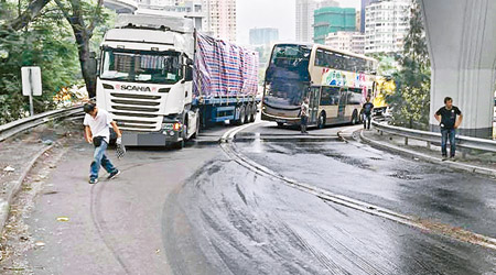 貨櫃車漏油，警方需封路清理。（互聯網圖片）