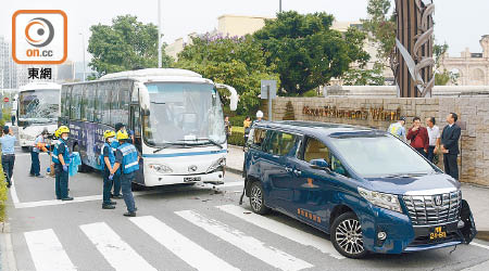 漁人碼頭對開發生三車相撞意外。