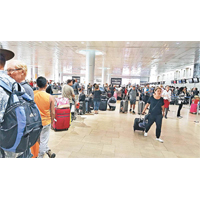 大批乘搭國泰航班返港的乘客在特拉維夫機場呆等。（受訪者提供）