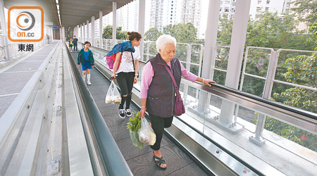 部分老人家會使用行人輸送帶。