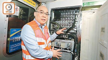 港鐵車務工程總管李家潤指荃灣線會加裝新信號系統的三十六列列車中，已有一半完成改裝。