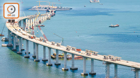 港珠澳大橋香港段今年五月爆出混凝土壓力測試涉嫌造假醜聞。（資料圖片）