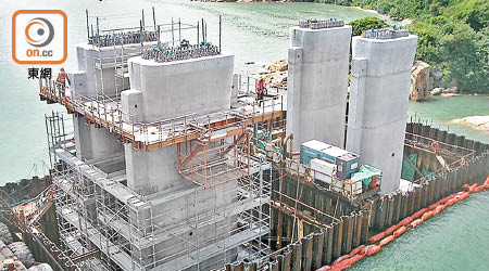 港珠澳大橋香港段屬國家級工程，惟爆出石屎測試造假後，未知能否於今年底通車。（資料圖片）