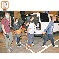 長沙灣<br>涉販毒男女在福華街被押走。（劉子文攝）