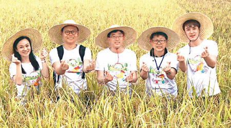 陳恒鑌（左二）帶埋高永文（中）同蕭偉強（右二）去廣西嘅鄉村探訪。（互聯網圖片）