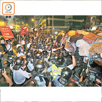 佔領行動<br>違法佔領行動由金鐘蔓延至銅鑼灣及旺角，旺角佔領區示威者多次與警方爆發衝突。（資料圖片）
