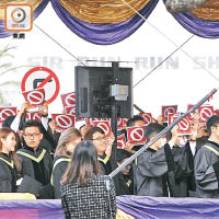 有中大畢業生在典禮期間向校方無聲抗議。（羅錦鴻攝）