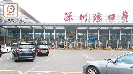 深圳灣口岸也將實施新規，中港牌車輛乘客及行李均須落地過關。（黃少君攝）