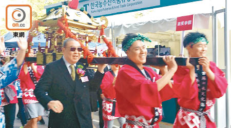 美食巡禮期間會舉行多場日韓文化表演，包括日本的神輿巡遊。（陳錦燕攝）