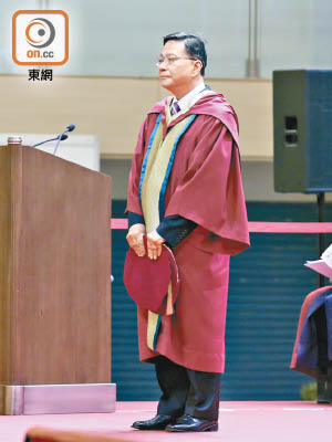 張炳良獲香港教育大學頒授榮譽博士學位。（溫國佳攝）