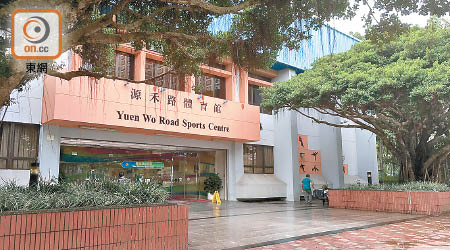 《香港規劃標準與準則》建議，每五萬至六萬五千人應有一個體育中心。