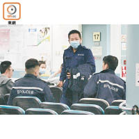 受傷警員在醫院候診。（吳建明攝）