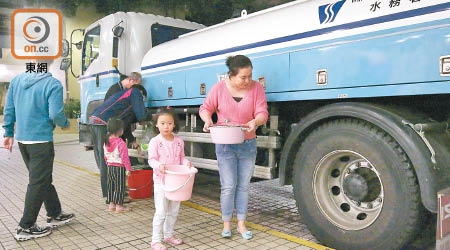 葵涌邨<br>有居民帶同小朋友一同往水車取食水。（林兆崙攝）