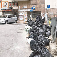 葵涌<br>在葵涌石文徑附近，停車場堆滿裝有建築廢料的黑色膠袋。