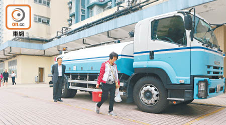 葵涌邨居民昨日繼續到水車輪水。（陳賜慧攝）