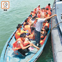 警方過去截獲的南亞人蛇船。（資料圖片）