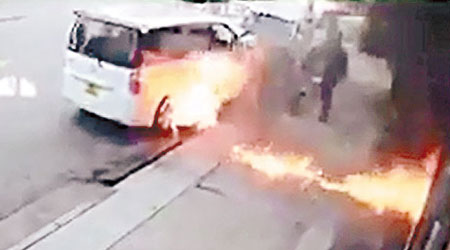 火球由車房滾出撞向七人車。（互聯網圖片）