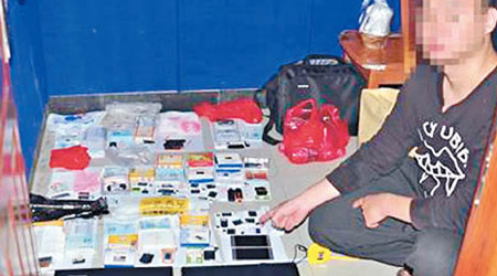 警方繳獲大量銀行卡等證物，其中一名涉案疑犯落網。