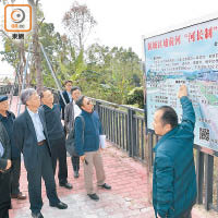 陳漢輝（左三）與水諮會委員到河源考察東江供水系統。