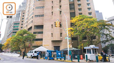 據報何志平及加迪奧均被收押在紐約大都會懲教中心。